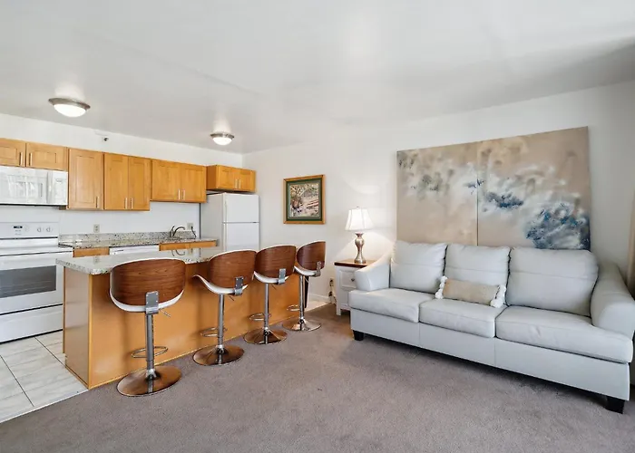 Oceanview 30Th Floor Condo Just Steps From Waikiki Beach, Full Kitchen, Free Parking