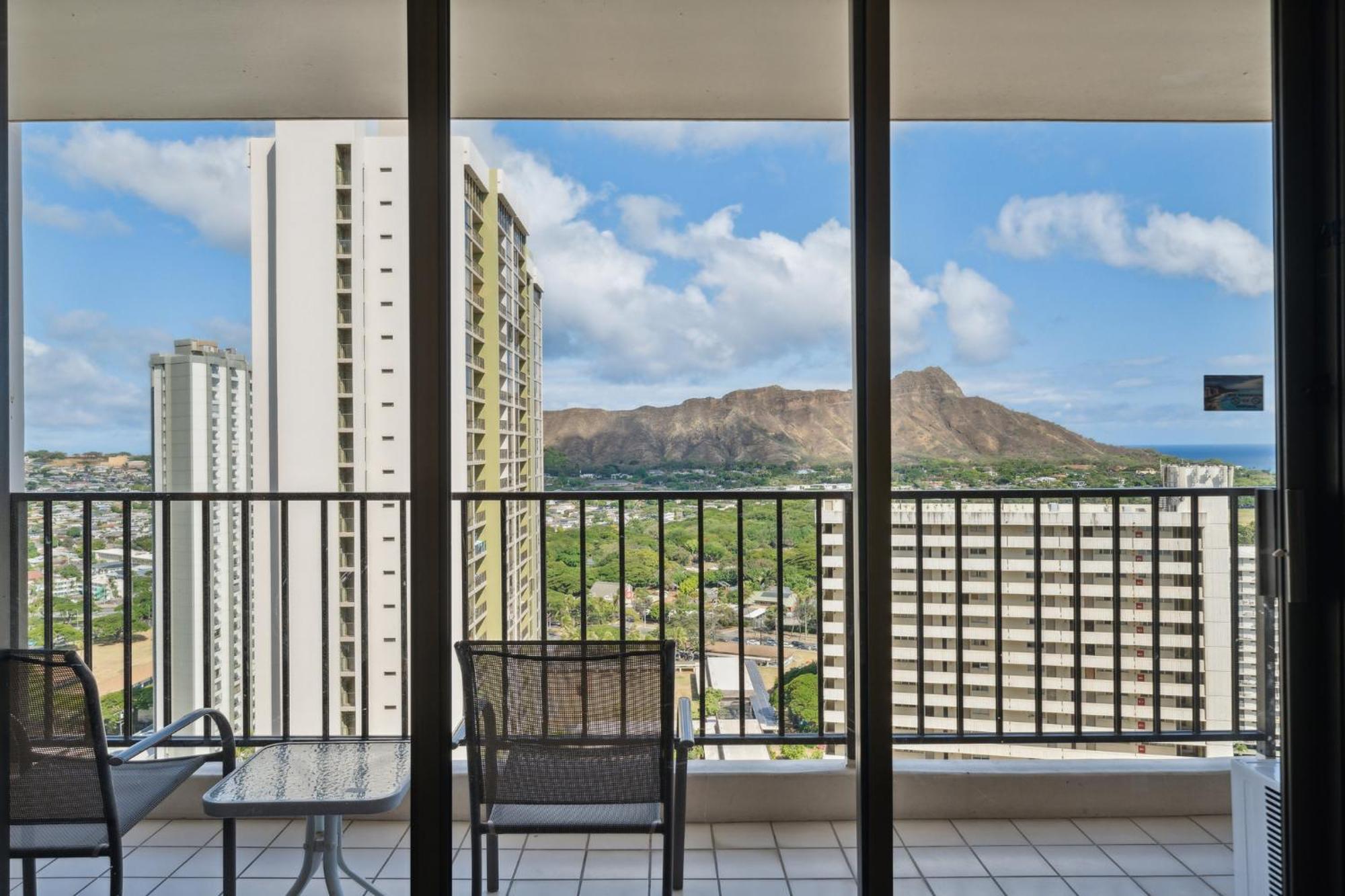 Oceanview 30th Floor Just Steps From Waikiki Beach, Full Kitchen, Free Parking * Honolulu
