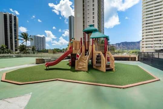 Oceanview 30th Floor Just Steps From Waikiki Beach, Full Kitchen, Free Parking Honolulu