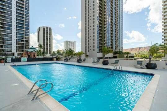 Oceanview 30th Floor Just Steps From Waikiki Beach, Full Kitchen, Free Parking *