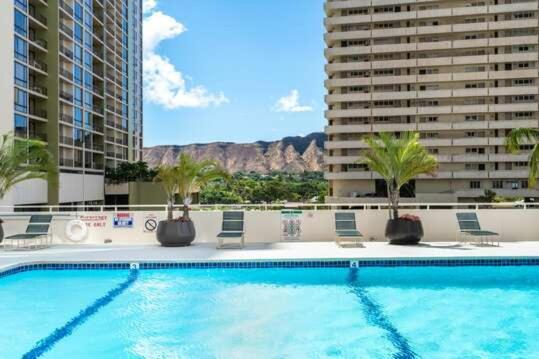 Oceanview 30th Floor Just Steps From Waikiki Beach, Full Kitchen, Free Parking * Honolulu