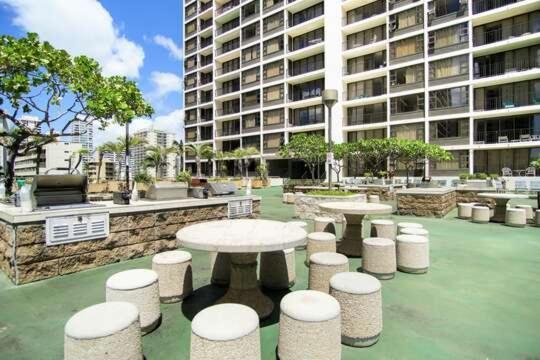 Oceanview 30th Floor Just Steps From Waikiki Beach, Full Kitchen, Free Parking Apartment