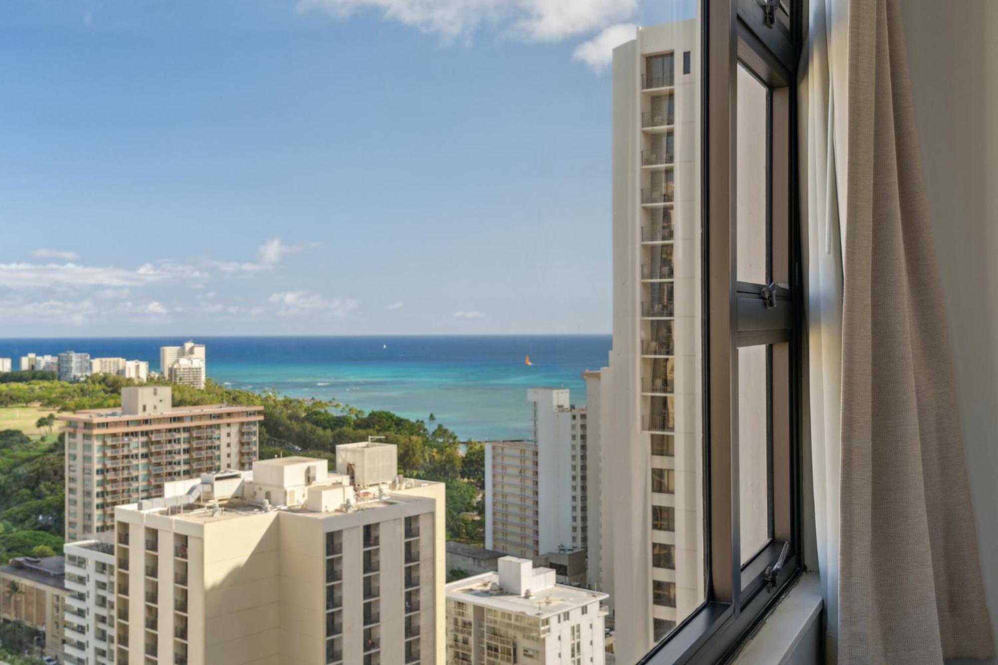 Apartment Oceanview 30th Floor Just Steps From Waikiki Beach, Full Kitchen, Free Parking *