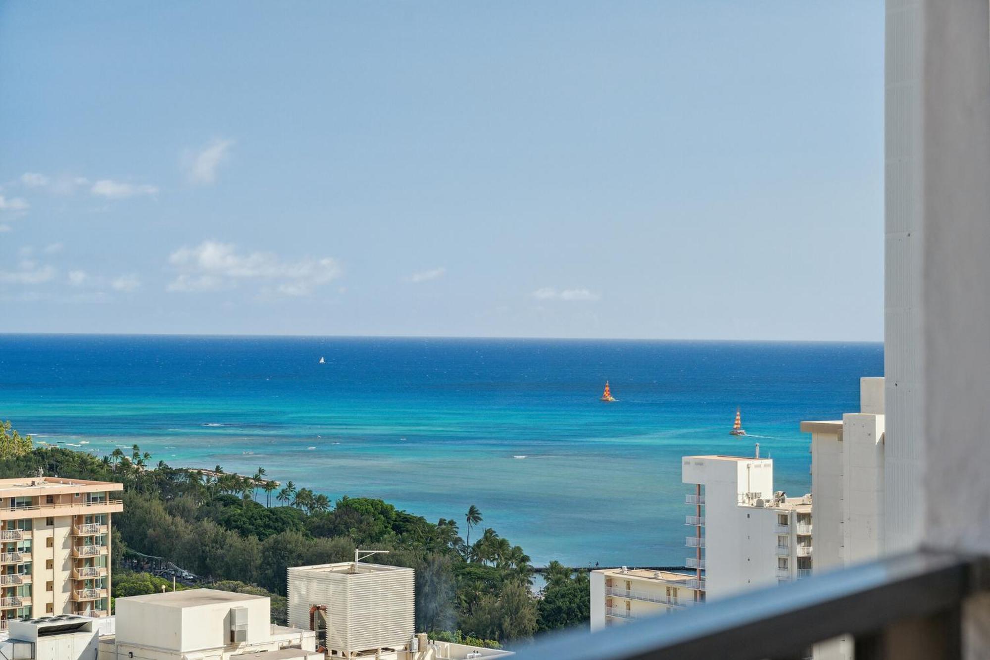 Oceanview 30th Floor Just Steps From Waikiki Beach, Full Kitchen, Free Parking Apartment Honolulu