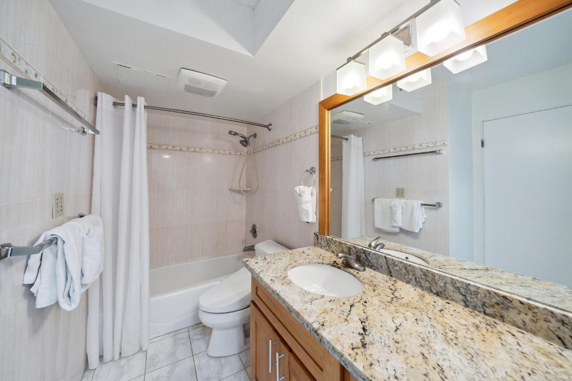 Oceanview 30th Floor Just Steps From Waikiki Beach, Full Kitchen, Free Parking *