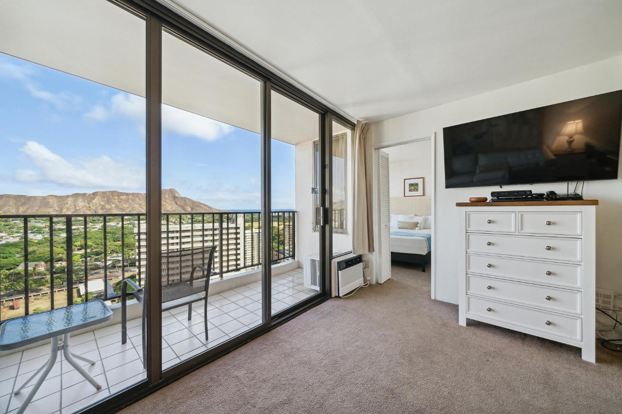Oceanview 30th Floor Just Steps From Waikiki Beach, Full Kitchen, Free Parking Apartment *