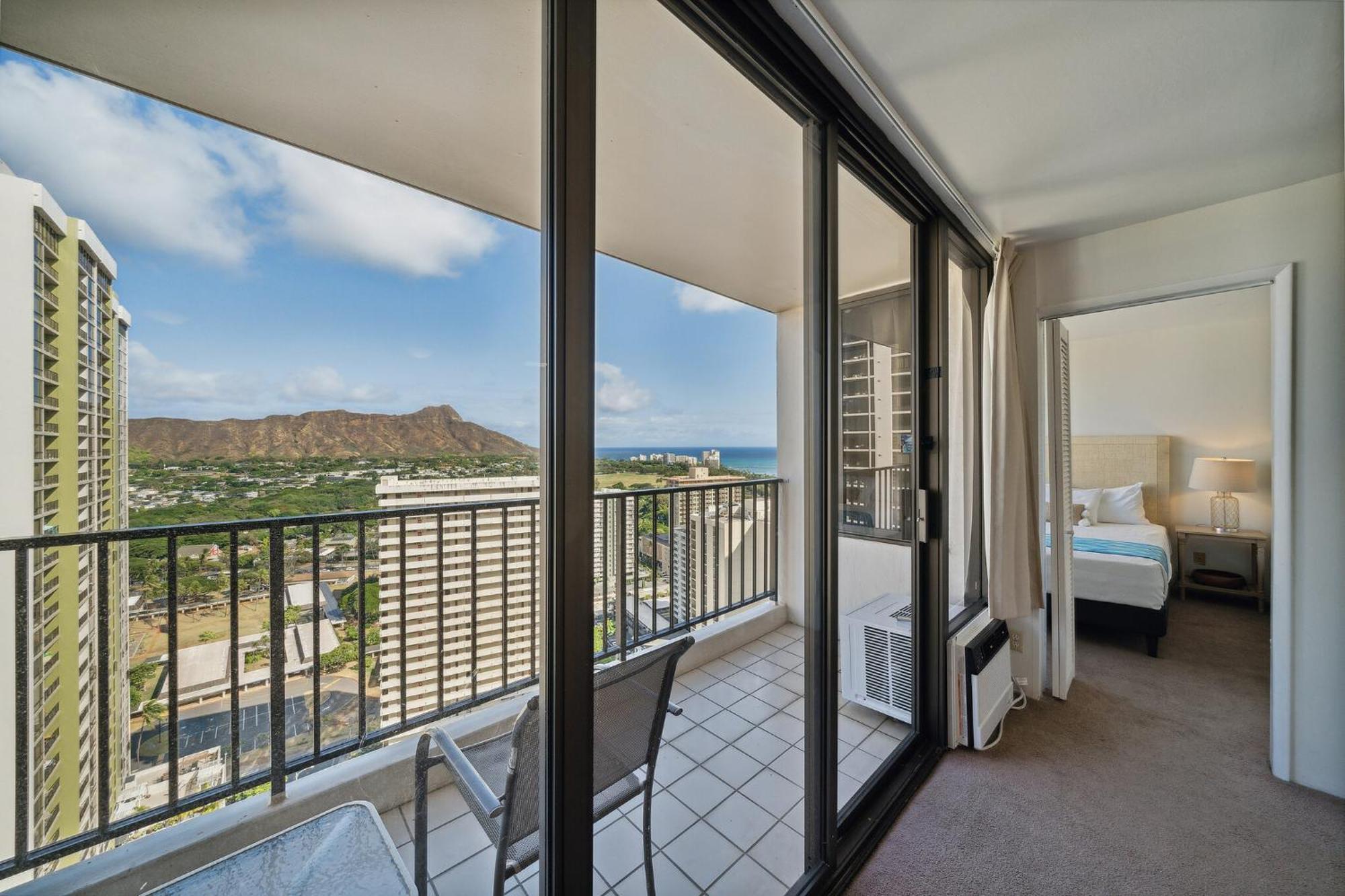 Oceanview 30th Floor Just Steps From Waikiki Beach, Full Kitchen, Free Parking Honolulu