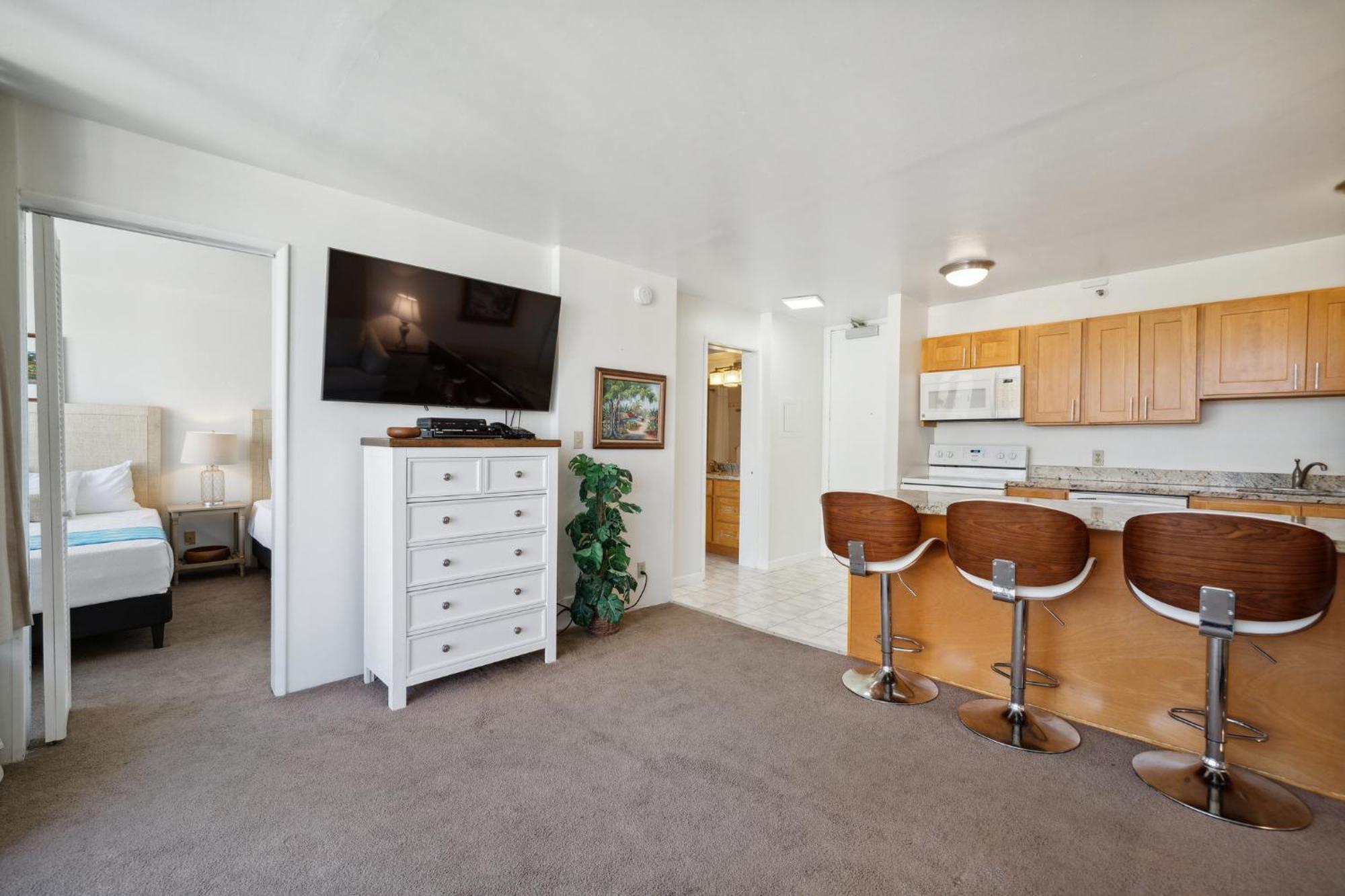 Oceanview 30th Floor Just Steps From Waikiki Beach, Full Kitchen, Free Parking Apartment