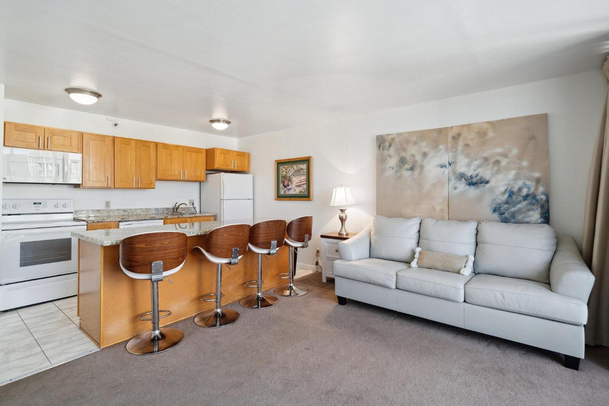 Apartment Oceanview 30th Floor Just Steps From Waikiki Beach, Full Kitchen, Free Parking